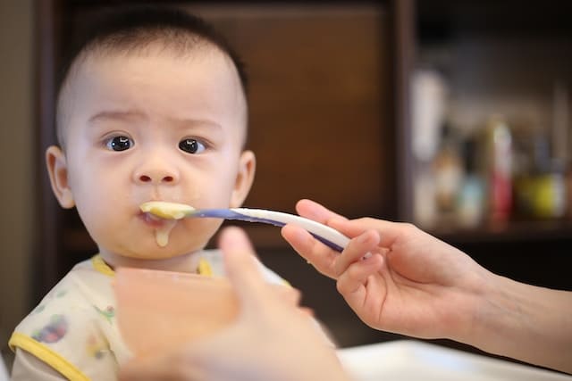 enfant mange légumes